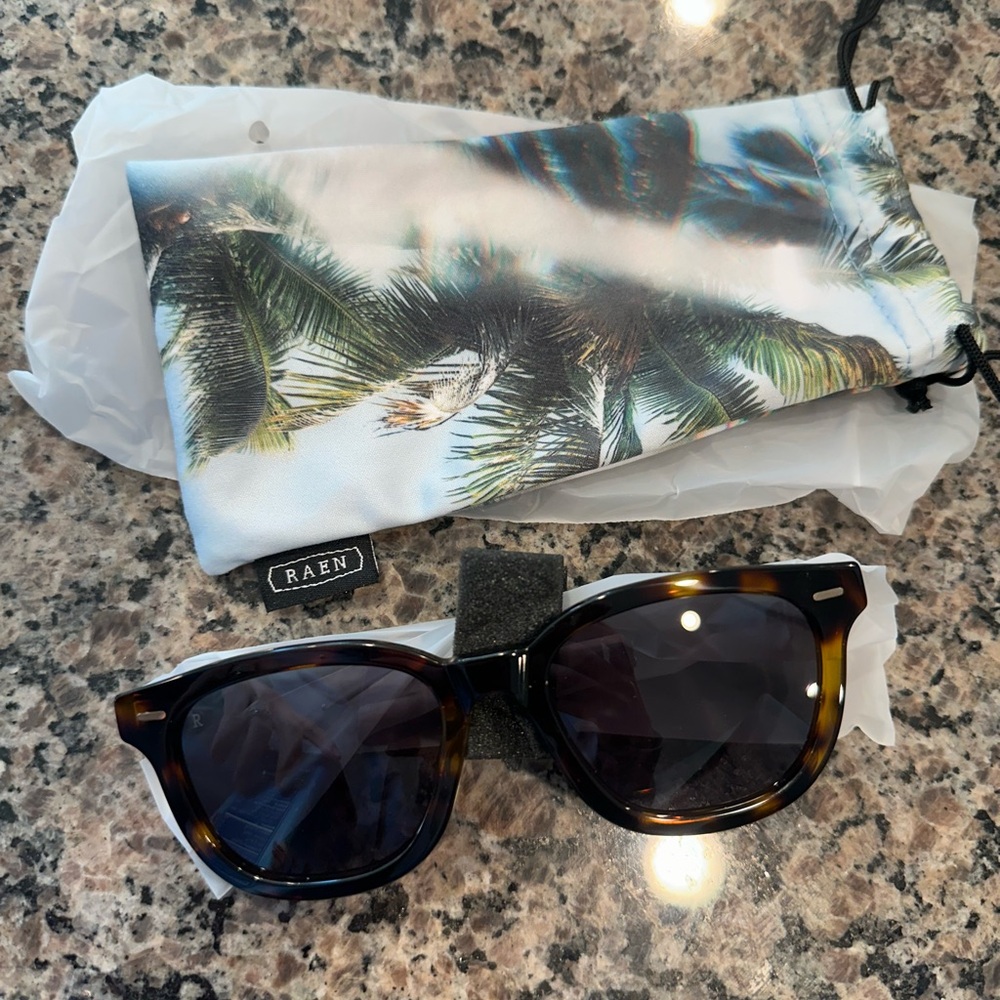Raen adin Tortoise Shell Sunglasses with Case